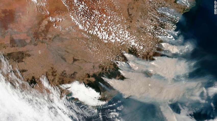 Esta imagen satelital proporcionada por la NASA el s&aacute;bado 4 de enero muestra el humo de los incendios que arden en Victoria y Nueva Gales del Sur. 