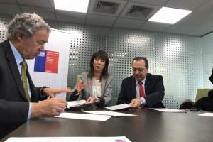 El ministro de Turismo de Argentina, Gustavo Santos, junto con la subsecretaria de Turismo de Chile, M&oacute;nica Zalaquett y representantes gremiales de ambos pa&iacute;ses firmaron esta ma&ntilde;ana una declaraci&oacute;n de intenci&oacute;n, cuya duraci&oacute;n es de dos a&ntilde;os renovable.
