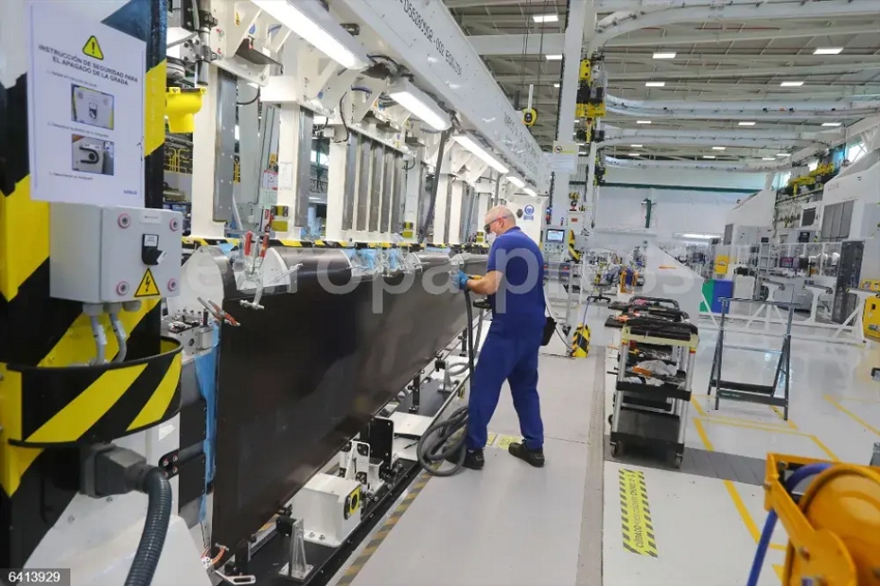 Un trabajador en la línea de producción de los timones de altura del estabilizador horizontal trasero del A320 que se construye en Airbus Cádiz.