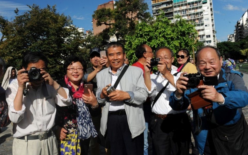 Buenos Aires: rechazo de tributaristas al plan de cobrarle una tasa en d&oacute;lares a turistas extranjeros
