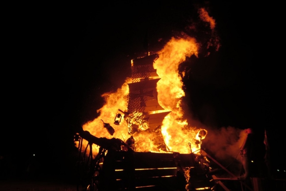 La Noche de los Fuegos de San Juan se celebra en La Pedrera, Rocha