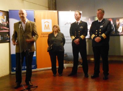 Antonio Carámbula, Subsecretario de Turismo; María Sara Ribero, Intendenta (i) de Montevideo;  buque Zaandam, Capitanes Wouter van Hoogdalem y Robert Vlaardingerbroek.