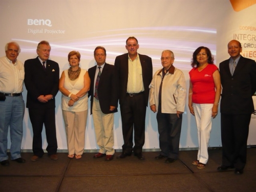 De izquierda a derecha, los integrantes del Consejo Directivo: Helcio Estrella, Presidente de ABRAJET; Salvador Alves D&iacute;as,Presidente de AJPPT; Maria Shaw, Secretaria del CIPETUR; Basko As&uacute;n, Primer Vicepresidente APTUR;  Roque Baudean, Presidente del CIPETUR; Wilson B. Sierra, Director del Mercosur de  ABRAJET; Elena Honores de Villar, Presidente de PRENSATUR; y Jorge Amonzabel, Presidente del CIPTURBOL.