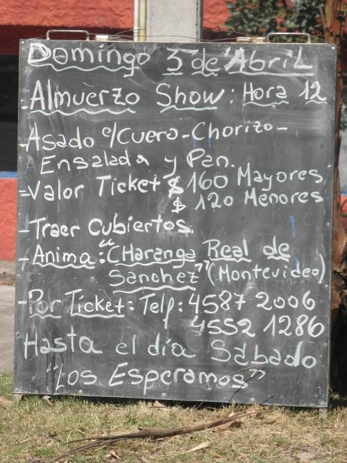 Y esto pasa en el Ckub Social de Blancaarena. Asado con cuero por 8 d&oacute;lares!!...eso s&iacute;, hay que llevar cubiertos y animar&aacute; una Charanga. &iquest;Se puede pedir m&aacute;s?.