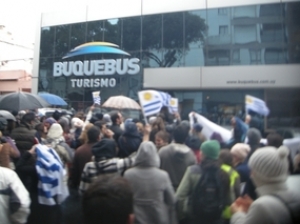 Funcionmarios de Pluna ante la oficina central de Buquebus