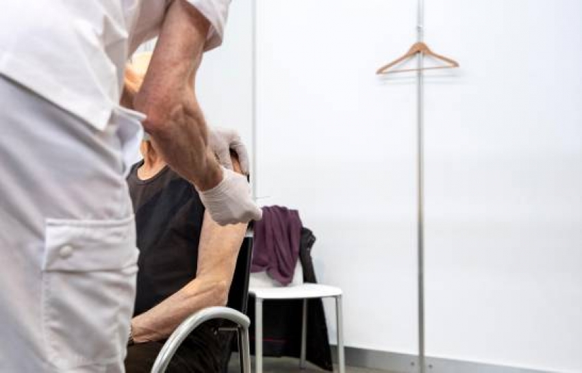 La OMS pide prioridad en la vacunaci&oacute;n para tripulaciones a&eacute;reas y mar&iacute;timas