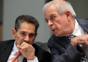 El alcalde de la Ciudad de Miami, Tom&aacute;s Regalado (der.), habla con el administrador de la Ciudad, Johnny Mart&iacute;nez, sobre el tema de las pol&eacute;micas c&aacute;maras en los semaforos, el 11 de julio del 2013.