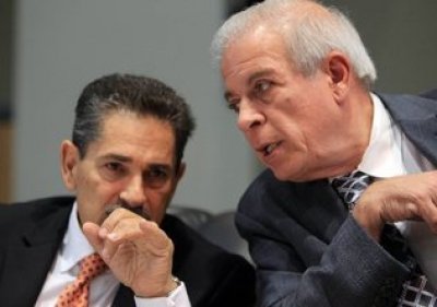 El alcalde de la Ciudad de Miami, Tom&aacute;s Regalado (der.), habla con el administrador de la Ciudad, Johnny Mart&iacute;nez, sobre el tema de las pol&eacute;micas c&aacute;maras en los semaforos, el 11 de julio del 2013.