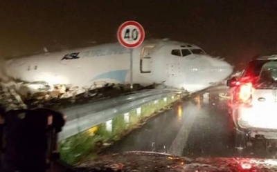 Italia: un avi&oacute;n se despist&oacute; y aterriz&oacute; en plena ruta