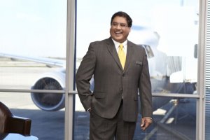 Empleados estrenan uniformes en todo el mundo