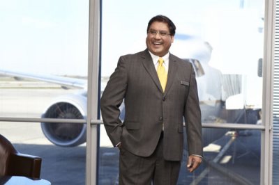 Empleados estrenan uniformes en todo el mundo