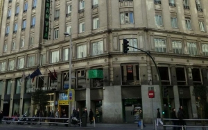 El edificio que alberga el Hotel Tryp Gran V&iacute;a.