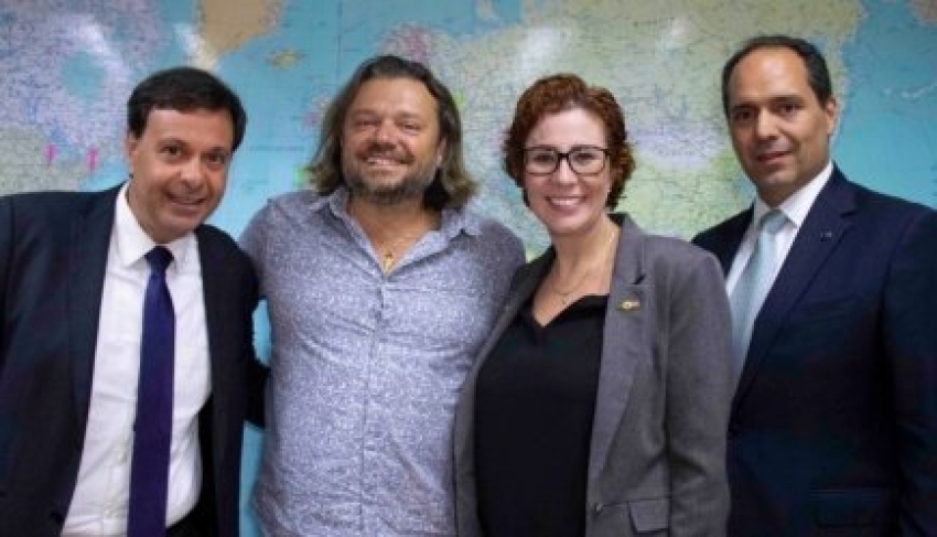 El presidente de Embratur Gilson Machado Neto, Richard Rasmussen, la representante Carla Zambelli y el secretario de ecoturismo, Andr&eacute; Germanos.