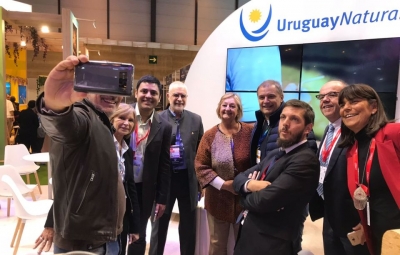Diego Aguirre visita stand uruguayo en FITUR