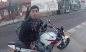 Alex Hennessy, el turista que grab&oacute; el violento robo que sufri&oacute; en La Boca