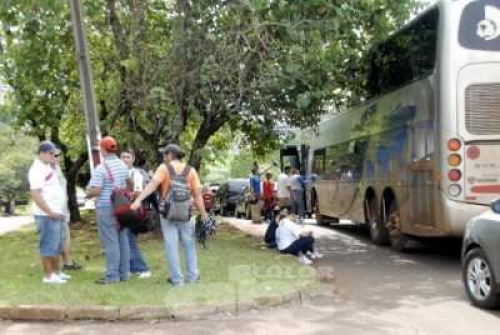 Turistas y sacoleiros aprovecharon la sombra de los &aacute;rboles para esperar pacientemente poder cruzar hacia territorio brasile&ntilde;o