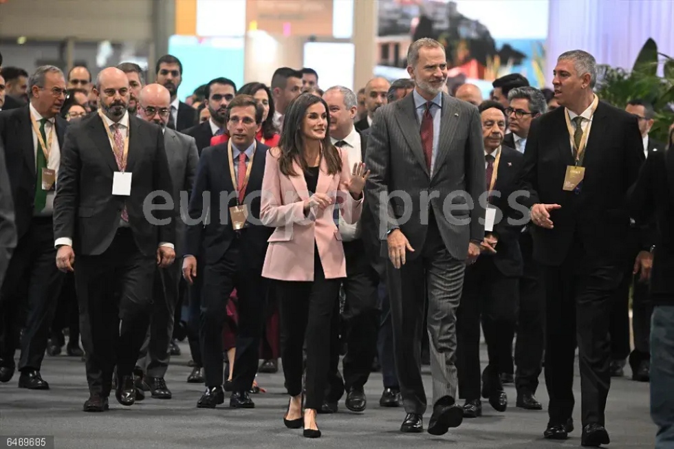 El presidente del Senado, Pedro Rollán; el alcalde de Madrid, José Luis Martínez-Almeida; la Reina Letizia; el Rey Felipe VI y el presidente de IFEMA, José Vicente de los Mozos