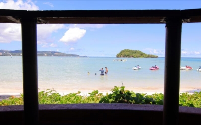 Los turistas a lo largo de la playa de Tumon, en la isla de Guam, 11 de agosto de 2017.