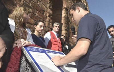 Carlos Morínigo, integrante del Centro de Formación Integral para personas ciegas y con baja visión de Encarnación, se encargó de la lectura de uno de los carteles en Braille.