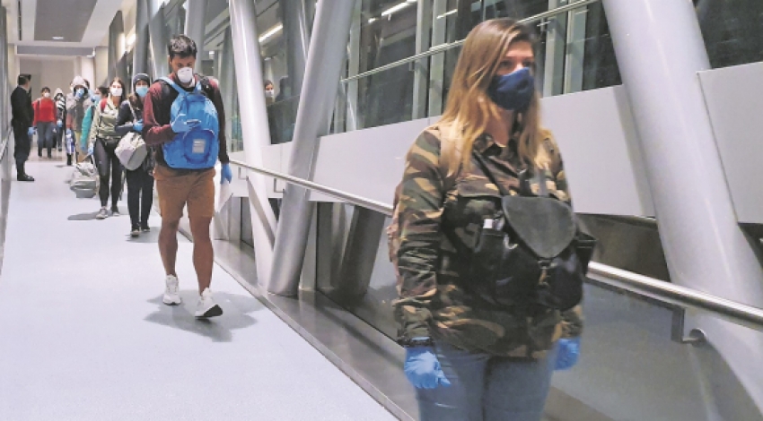 Cientos de uruguayos han regresado en vuelos "solidarios" o "de conectividad", y cientos de extranjeros han aprovechado para salir del pa&iacute;s.