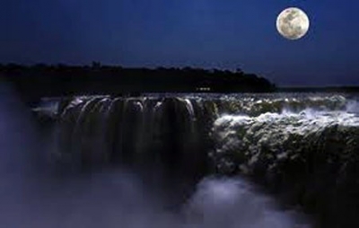 Cataratas: Otro paseo a la luz de la luna que dejó maravillados a turistas de todo el mundo