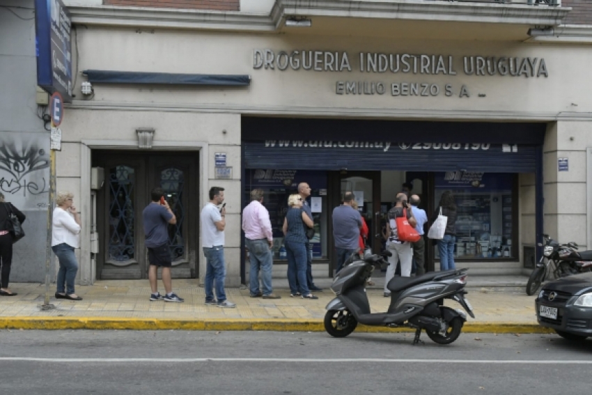 Coronavirus, cuarentena y colas...para cobrar. Aqu&iacute; y all&aacute;...