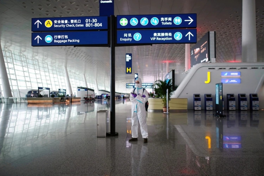 Un controlador con traje protector en el semivac&iacute;o Aeropuerto de Wuhan en China, tras el levantamiento de la cuarentena. 