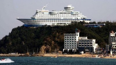 Este hotel s&iacute; es raro: un crucero en la cima de un acantilado