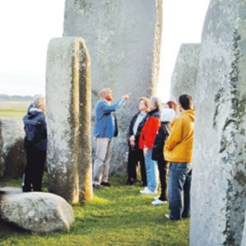 En todos los destinos los guías turísticos ofrecen datos de las culturas originarias que allí vivieron. En esta foto, en Stonehenge.