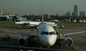 Aumentan un 15% la tasa que se paga para viajar en avi&oacute;n 