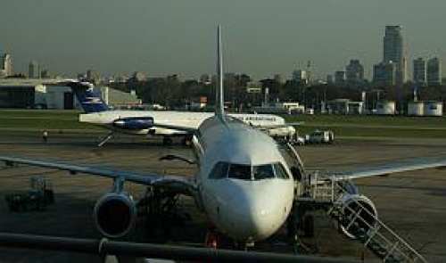 Aumentan un 15% la tasa que se paga para viajar en avi&oacute;n 