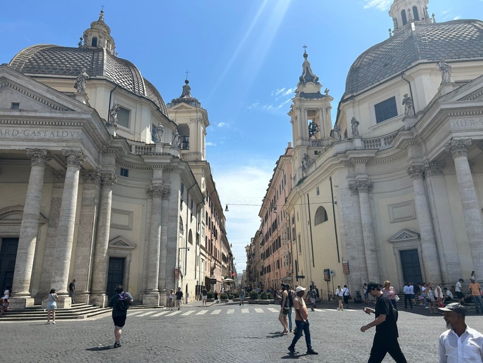 Inicio de la Vía del Corso entre las iglesias gemelas de Plaza del Pópolo