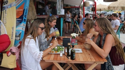   Almorzar en Chill Out, en La Barra, ya no es tan prohibitivo para los argentinos dice La Nación