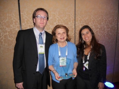     La ganadora del Premio Latino, rodeada de Claudio Sances y Carolina Bugmann, ambos de Turismo Chile