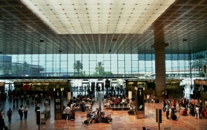 Primer d&iacute;a de huelga total en el Prat: colas en facturaci&oacute;n y calma en el control