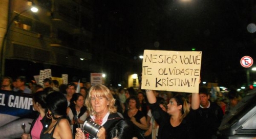 De cacerolazos, &quot;la vieja&quot;, &quot;Rodete&quot;, valijas y otras yerbas