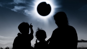 A pesar de las nubes, lluvia y fr&iacute;o, el eclipse solar se vivi&oacute; a pleno en el sur de Chile