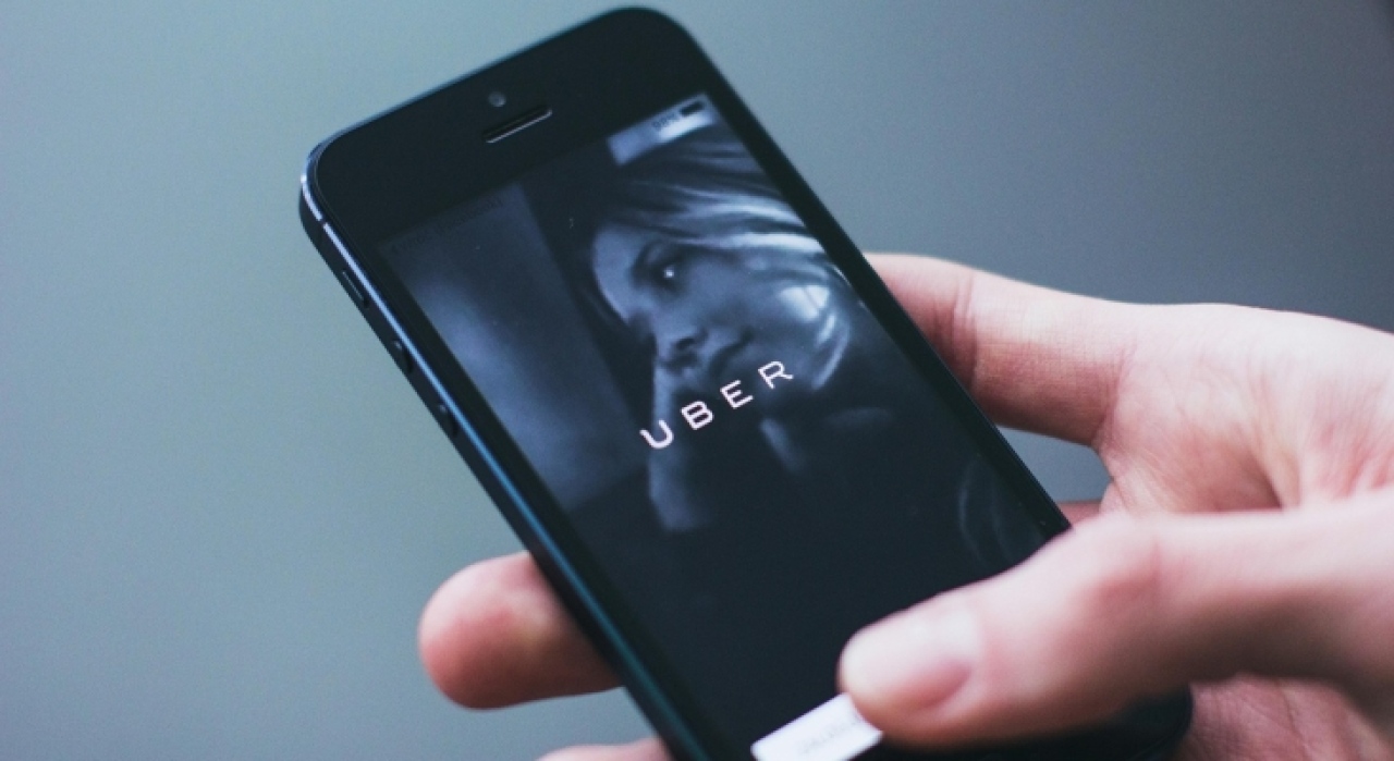 Uber contin&uacute;a sus pasos hacia la touroperaci&oacute;n: incorpora reservas hoteleras en su app