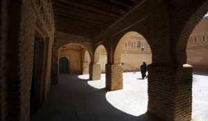 Tozeur se encuentra en un lugar estrat&eacute;gico, muy cerca del desierto del S&aacute;hara y tambi&eacute;n del lago salado de Chott El Jerid. Dos paisajes incomparables que bien merecen una visita. Se trata de una localidad con mucho encanto, no s&oacute;lo por ser el mayor oasis de T&uacute;nez. 