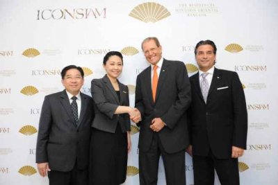 Sr. Piyawat Titasattavorakul, Director de El ICONSIAM Co., Ltd., la Sra Tipaporn Chearavanont, Director y CEO de The ICONSIAM Superlux Residence Corporation Ltd., Sr. Edouard Ettedgui, Director Ejecutivo del Grupo de Mandarin Oriental Hotel Group y Sr. Richard Baker, Vicepresidente Ejecutivo, director de Operaciones - Asia, Mandarin Oriental hotel Group .
