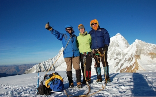 Monta&ntilde;istas en el nevado Pisco, en Huaraz