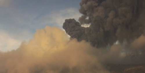Imagen tomada al Volc&aacute;n Nevado del Ruiz desde el sector de Cerro Gual&iacute;, a las 5:45 p.m.