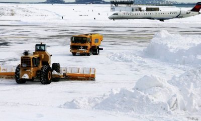 Miles de vuelos cancelados en EEUU por un temporal de nieve