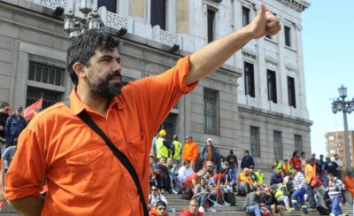 El líder del SUNCA, Oscar Andrade. Los manifestantes llegaron en 130 ómnibus contratados, 80 camiones y casi un millar de motos. Varios miles de obreros siguieron la votación de la ley de responsabilidad empresarial en una pantalla gigante como si fuera un partido de fútbol.