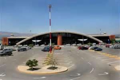 El Alto, aeropuerto de La Paz, a 4.200 metros sobre el nivel del mar. Luego de arribar a él, para bajar a los 3.600 metros de la capital, se recorre un panorámico camino en descenso.