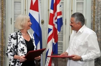 El viceministro cubano de Relaciones Exteriores, Dagoberto Rodr&iacute;guez, y la embajadora del Reino Unido en Cuba, Dianna Melrose