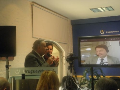 El Ministro Lescano saluda a la distancia a Carlos Vogeler