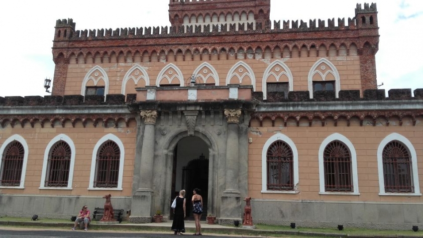 El frente del Castillo de Piria, antes de empezar el armado del Piria Alive!