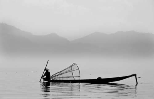 Los pescadores del Lago Inle siguen haciendo sus capturas a la manera tradicional. Esta zona es &uacute;nica y ofrece todo tipo de manufacturas, jardines flotantes, mercados y aldeas, literalmente, en el lago. El turismo ya ha llegado aqu&iacute;, pero el equilibrio entre la vida tradicional y los visitantes sigue intacta.
