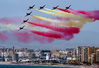 La patrulla Águila dibuja la bandera de España en una exhibición militar en Málaga.